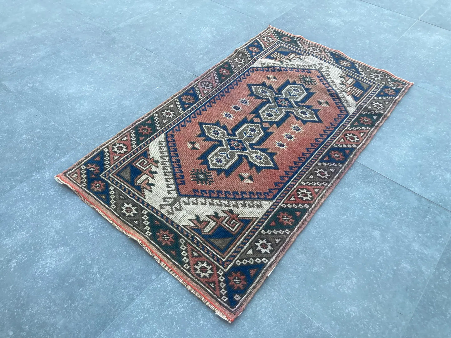 Vintage Turkish Accent Area rug 2.5 x 4.4 ft