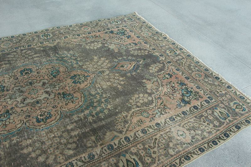 XL Vintage Turkish Accent Area Rug 6.4 x 9.7 ft