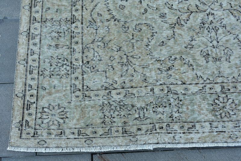 XL Vintage Turkish Accent Area rug 5.5 x 8.4 ft