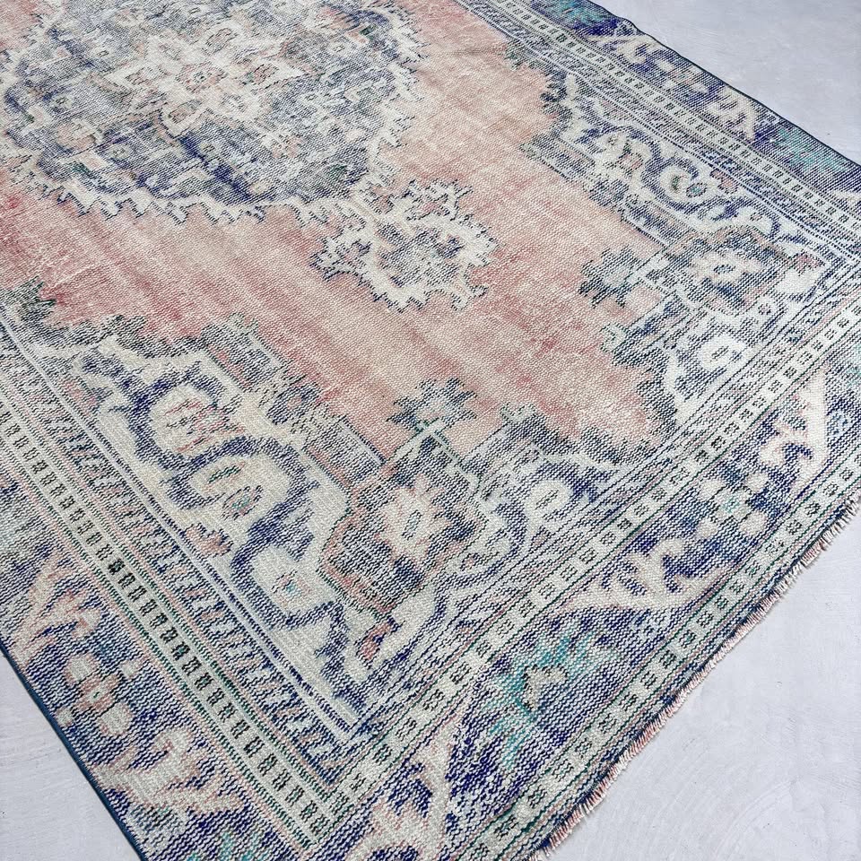 XL Vintage Turkish Accent Area Rug 5.6 x 9.9 ft