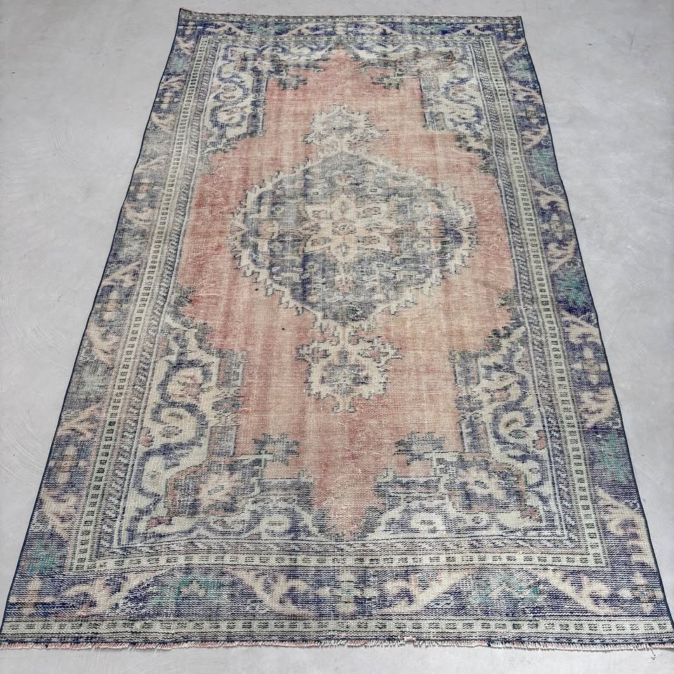 XL Vintage Turkish Accent Area Rug 5.6 x 9.9 ft