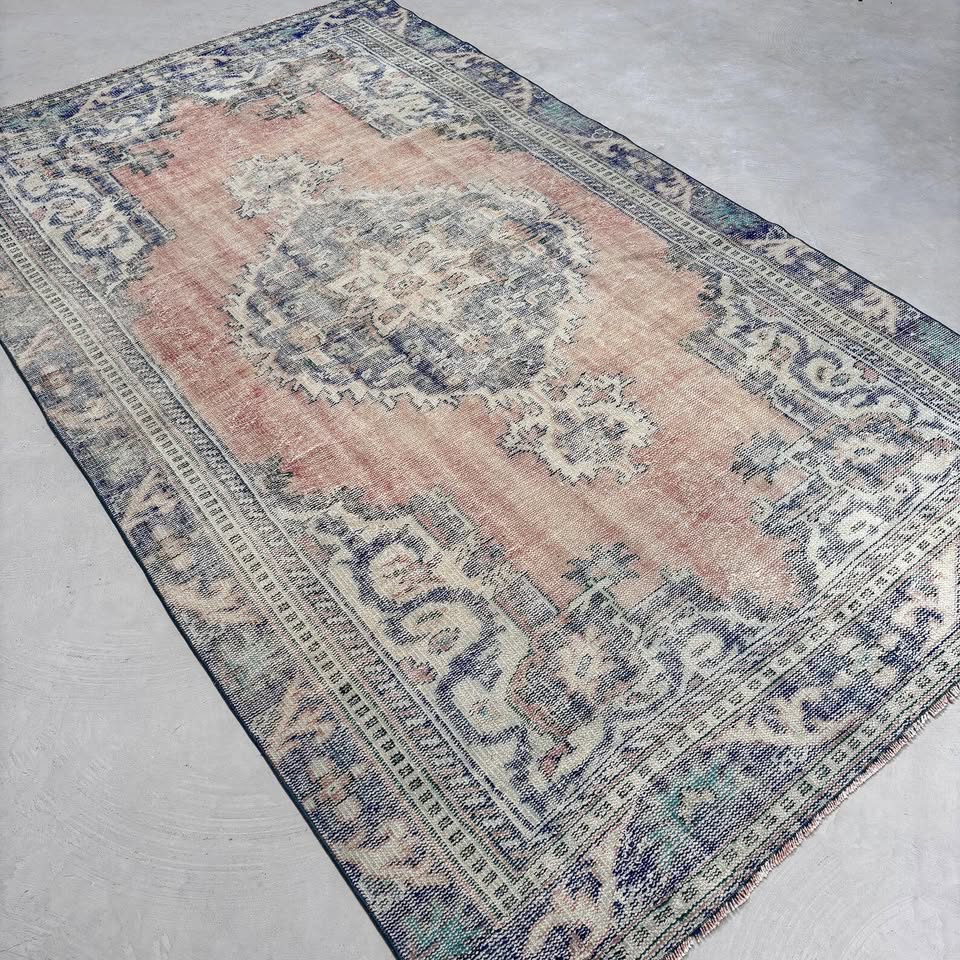 XL Vintage Turkish Accent Area Rug 5.6 x 9.9 ft