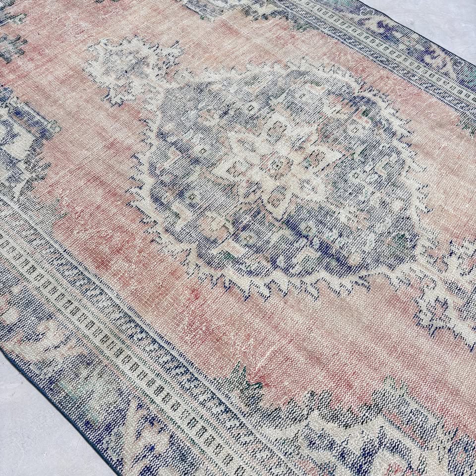 XL Vintage Turkish Accent Area Rug 5.6 x 9.9 ft
