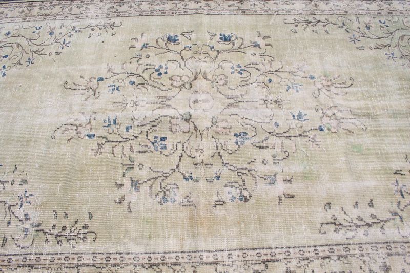Vintage Turkish Accent Area rug 5 x 8.3 ft
