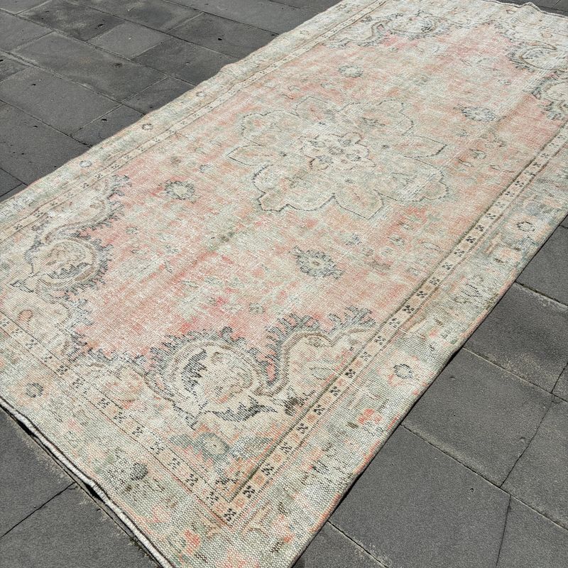 XL Vintage Turkish Accent Area rug 5.4 x 9.5 ft