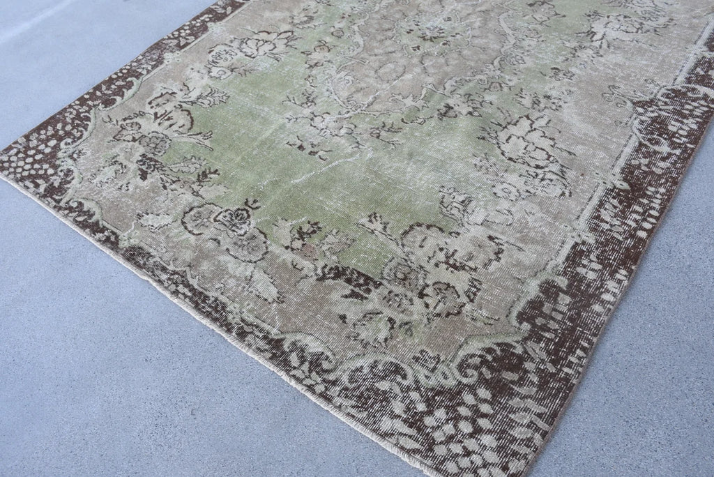 XL Vintage Turkish Accent Area Rug 6.1 x 9.1 ft