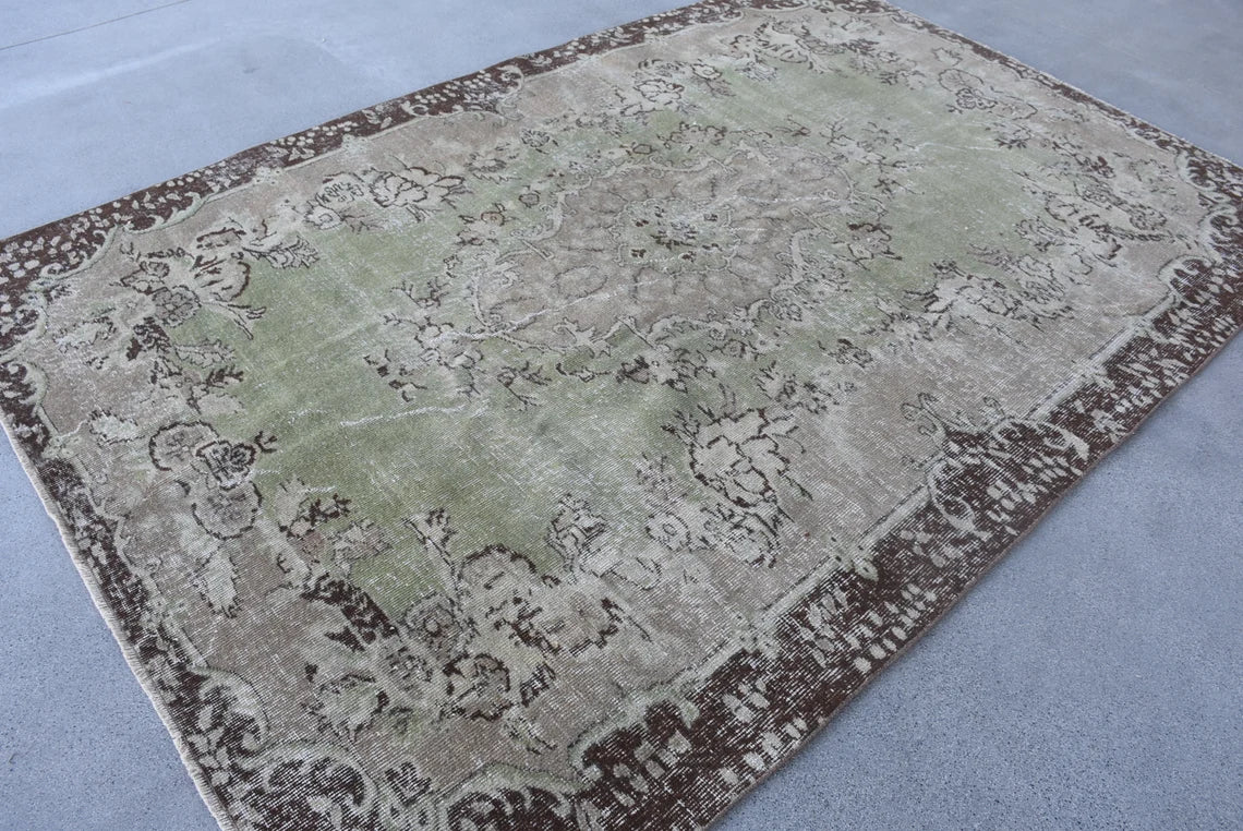 XL Vintage Turkish Accent Area Rug 6.1 x 9.1 ft