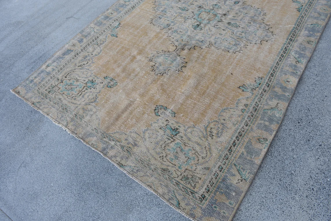 XL Vintage Turkish Accent Area Rug 5.3 x 8.5 ft