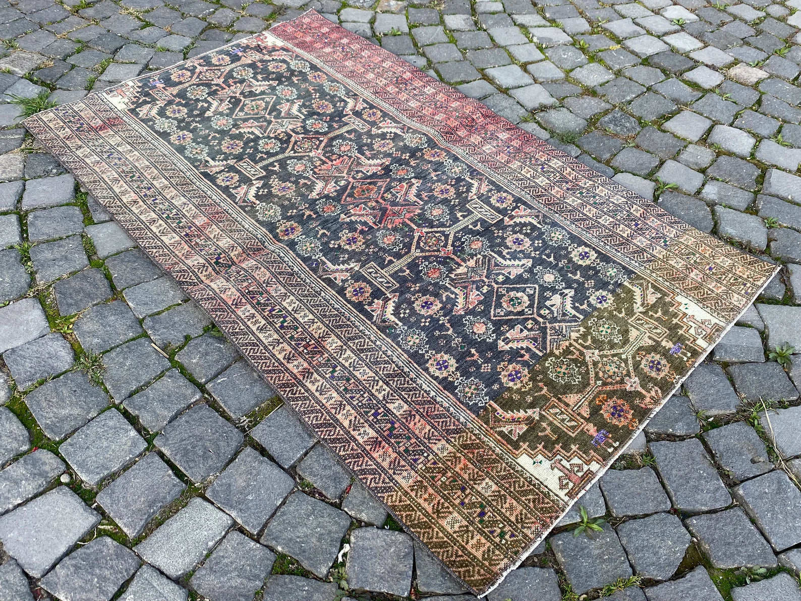 Vintage Turkish Accent Area rug 2.9 x 4.8 ft