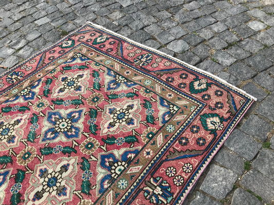 Vintage Turkish Accent Area rug 3.9 x 5.4 ft