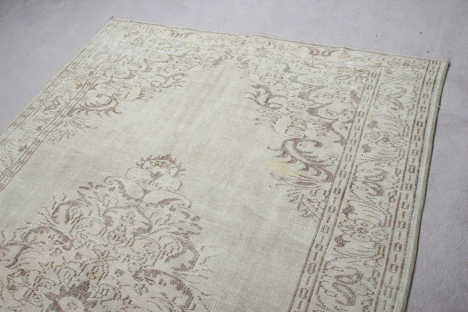 XL Vintage Turkish Accent Area Rug 5.9 x 9.3 ft