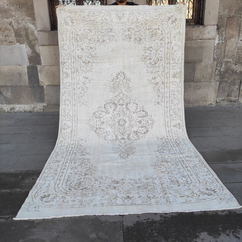 Vintage Turkish Accent Area rug 5 x 9.3 ft