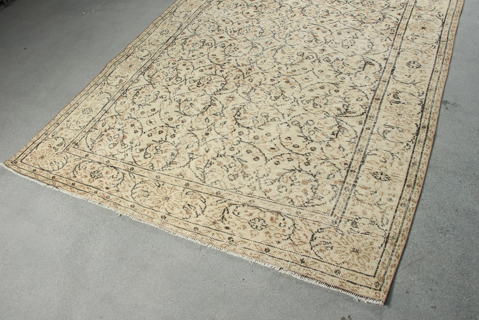 XL Vintage Turkish Accent Area rug 6.1 x 8.3 ft