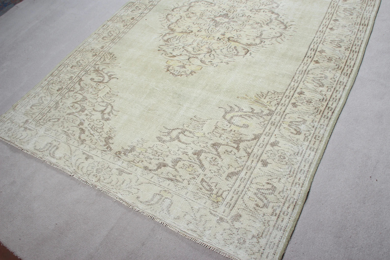 XL Vintage Turkish Accent Area Rug 5.9 x 9.3 ft