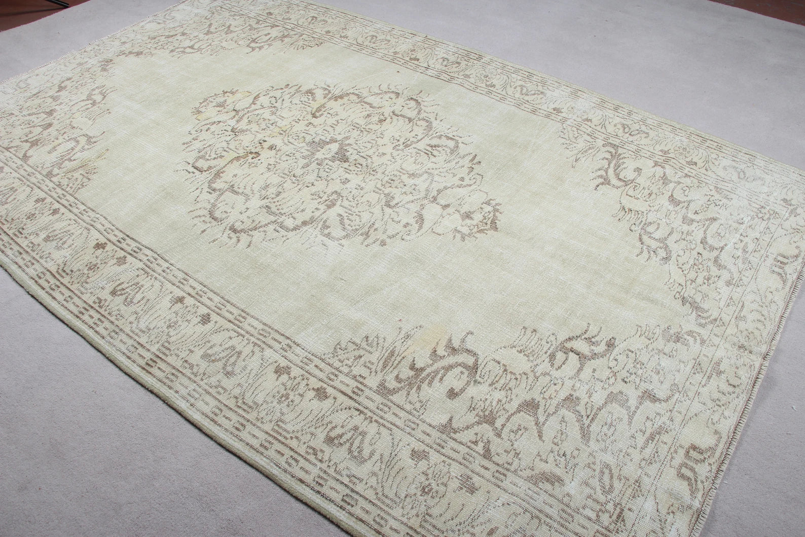 XL Vintage Turkish Accent Area Rug 5.9 x 9.3 ft