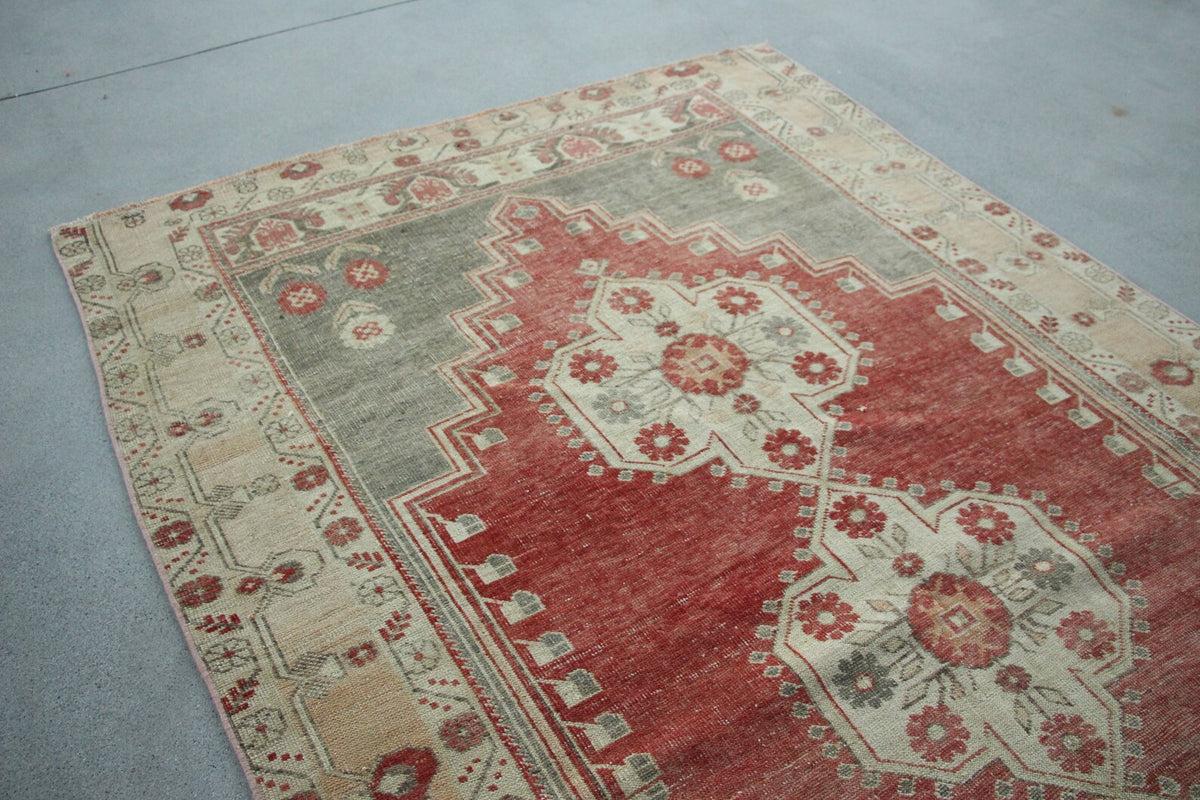 XL Vintage Turkish Accent Area Rug 5.4 x 9.5 ft