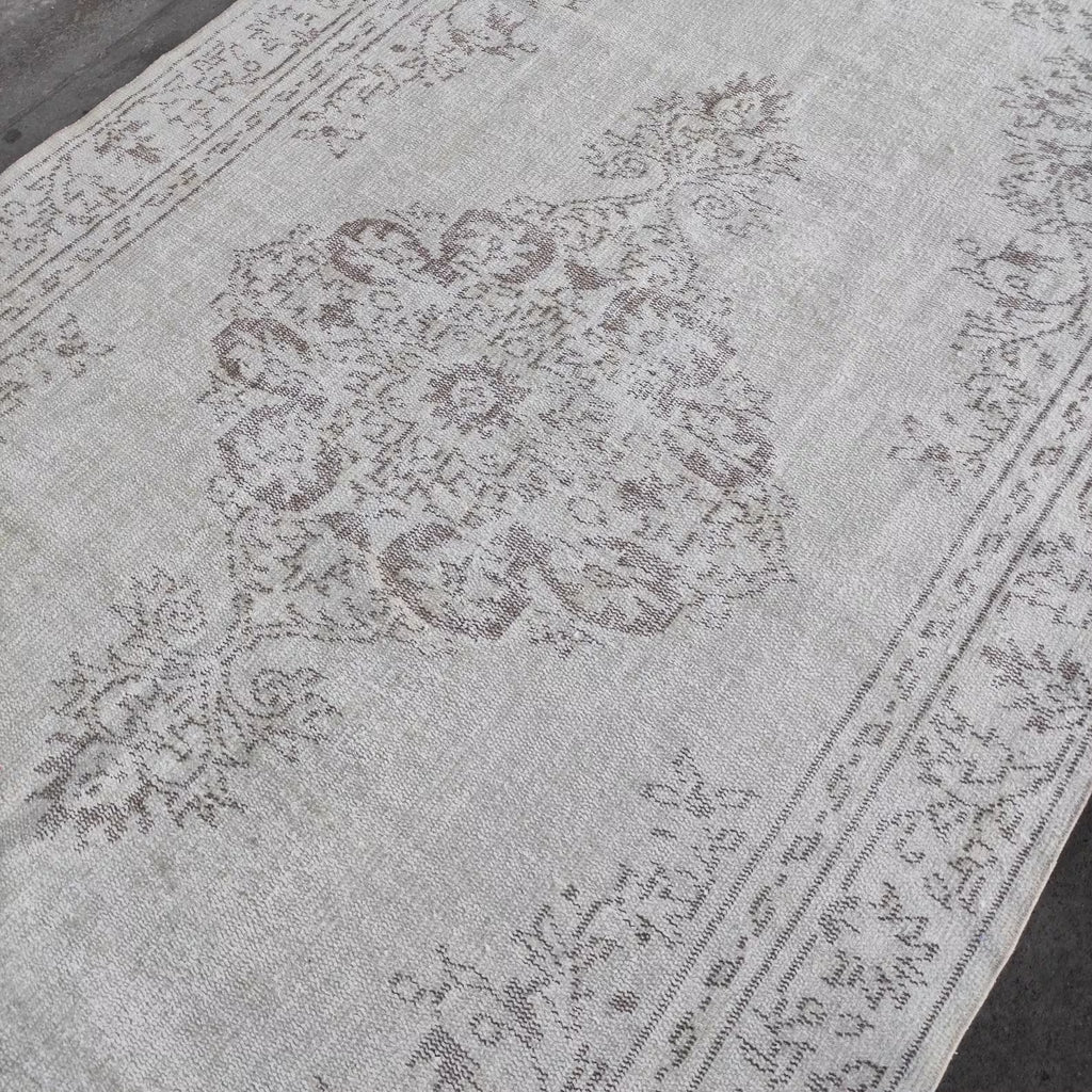 Vintage Turkish Accent Area rug 5 x 9.3 ft