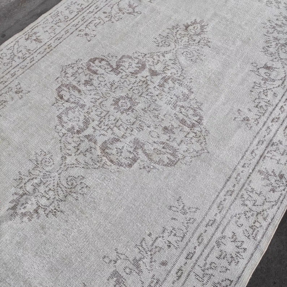 Vintage Turkish Accent Area rug 5 x 9.3 ft