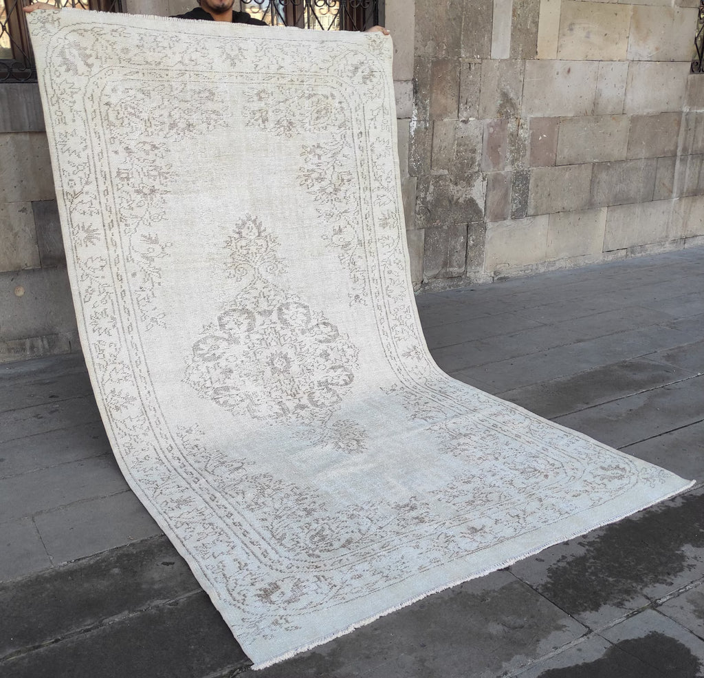 Vintage Turkish Accent Area rug 5 x 9.3 ft