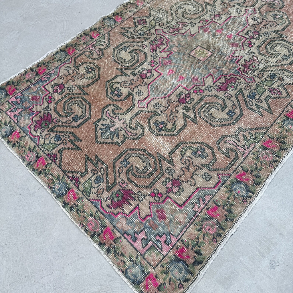 Vintage Turkish Accent Area rug 4.6 x 6.9 ft
