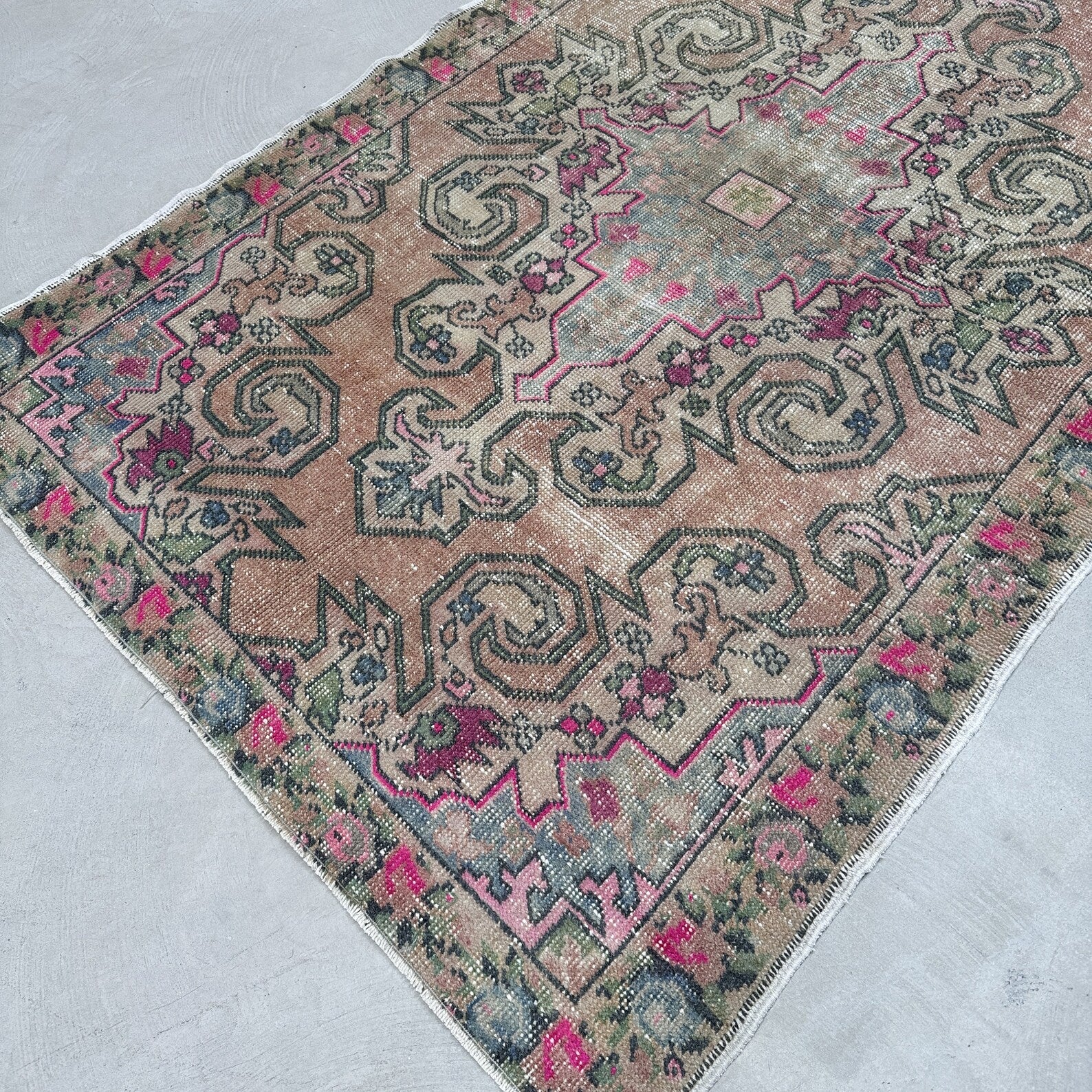 Vintage Turkish Accent Area rug 4.6 x 6.9 ft