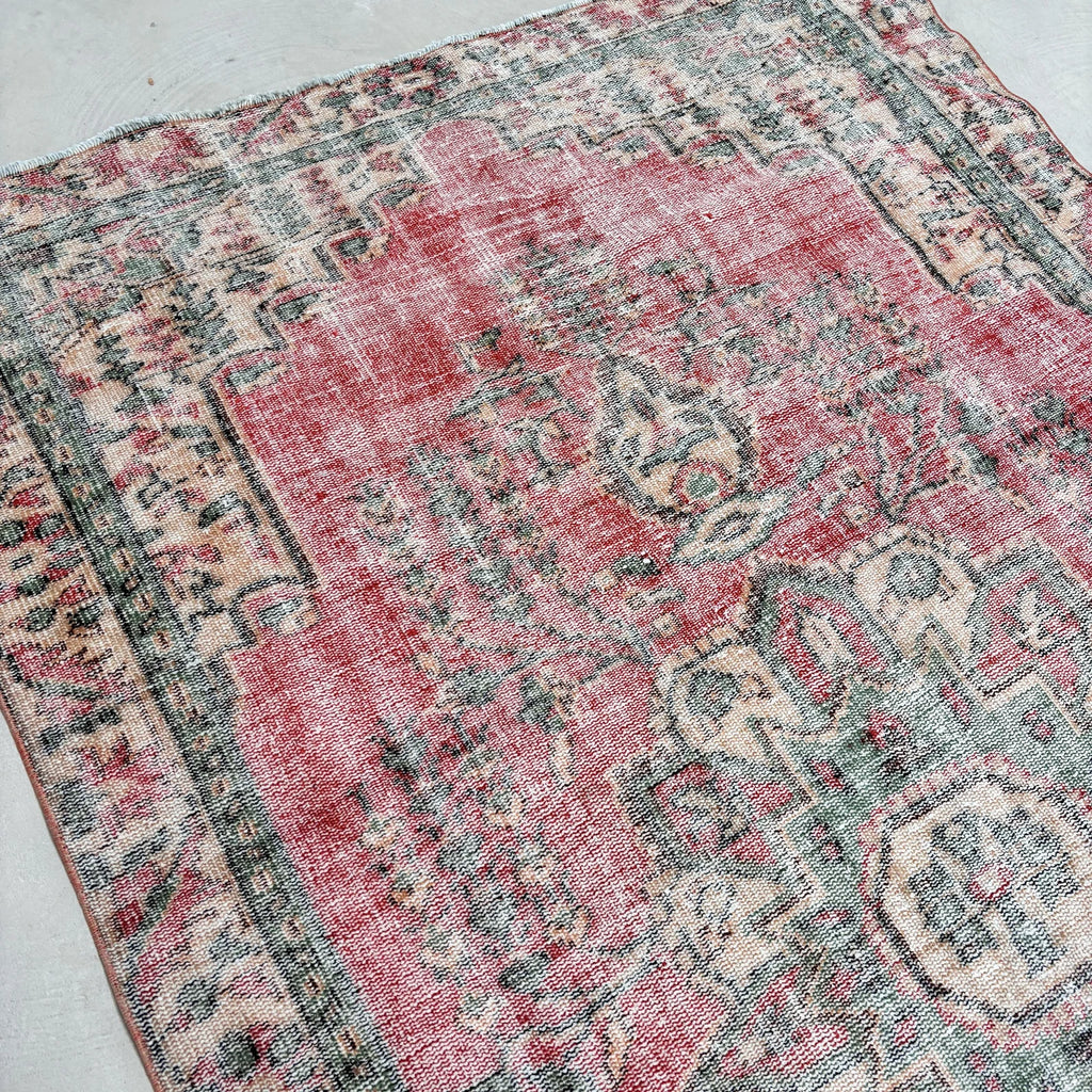 XL Vintage Turkish Accent Area Rug 5.4 x 8.8 ft