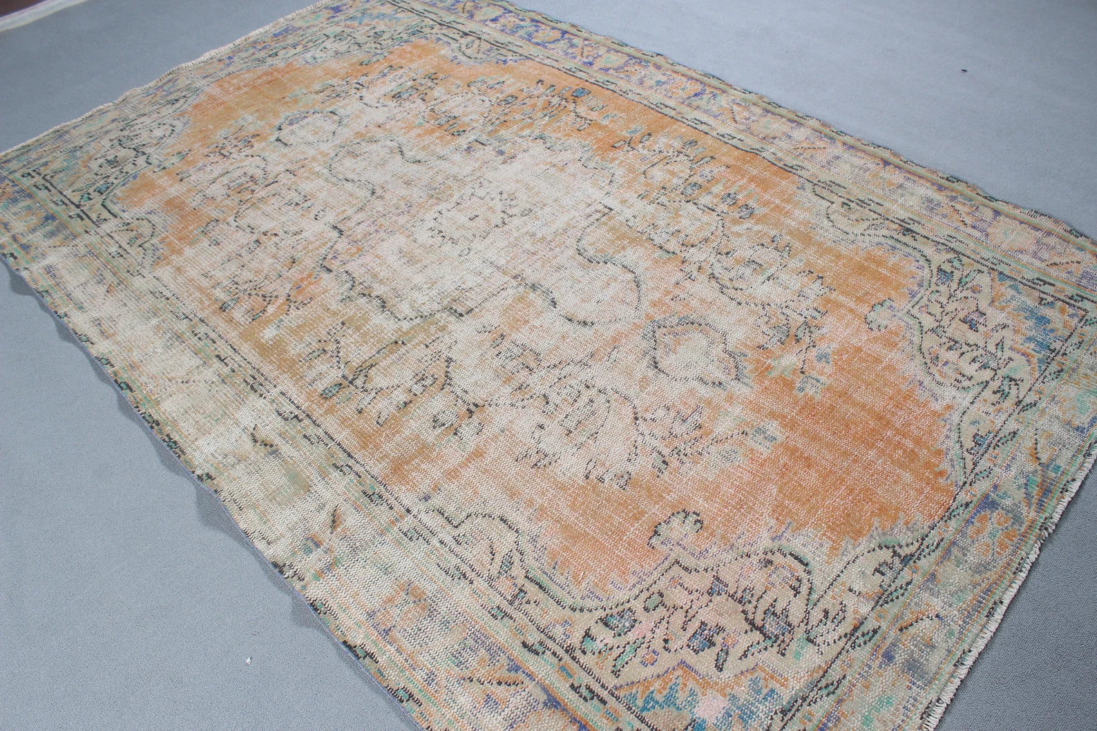 XL Vintage Turkish Accent Area Rug 5.7 x 8.8 ft
