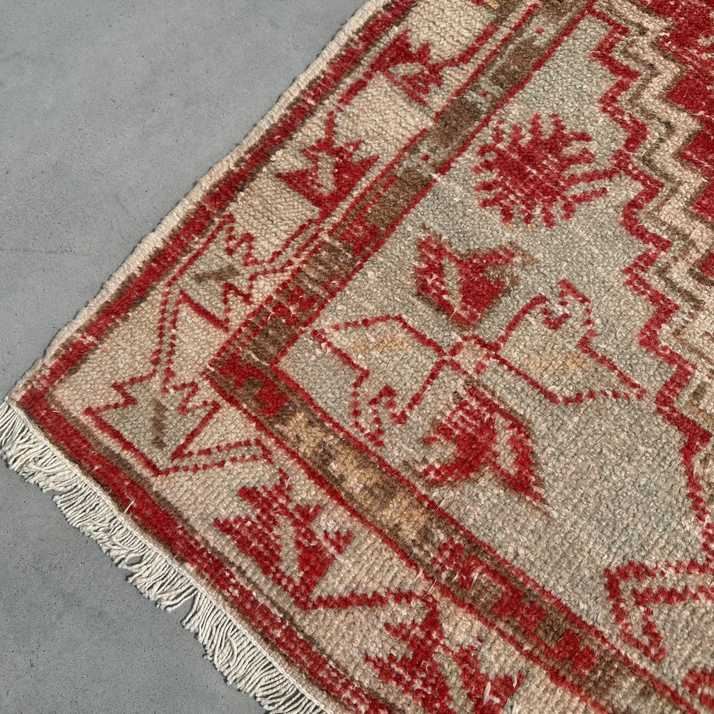Vintage Turkish Accent Area rug 2.6 x 5.1 ft
