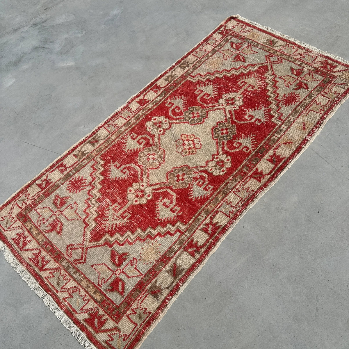 Vintage Turkish Accent Area rug 2.6 x 5.1 ft