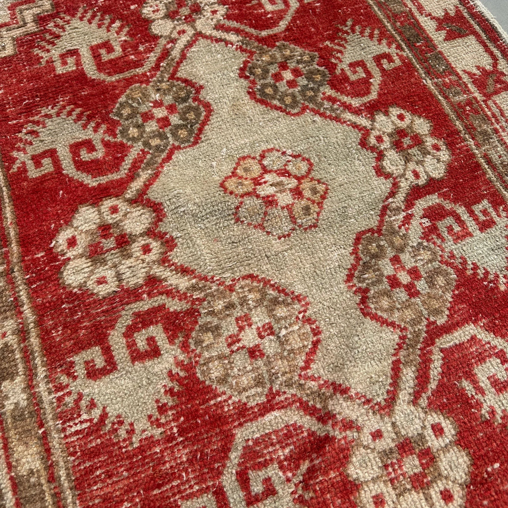 Vintage Turkish Accent Area rug 2.6 x 5.1 ft