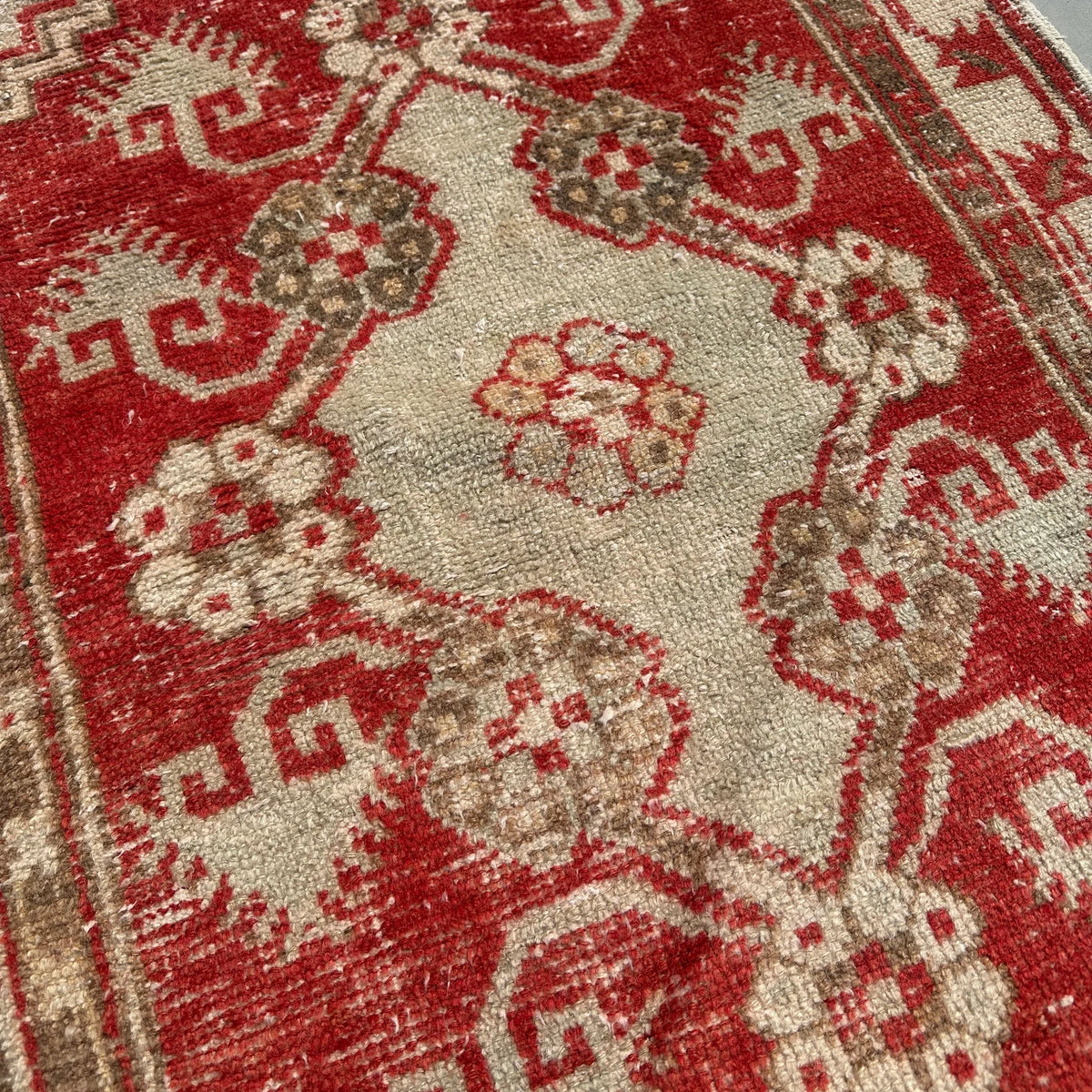 Vintage Turkish Accent Area rug 2.6 x 5.1 ft