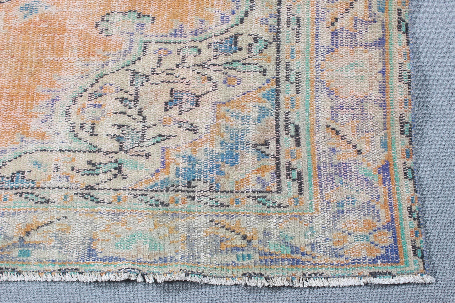 XL Vintage Turkish Accent Area Rug 5.7 x 8.8 ft