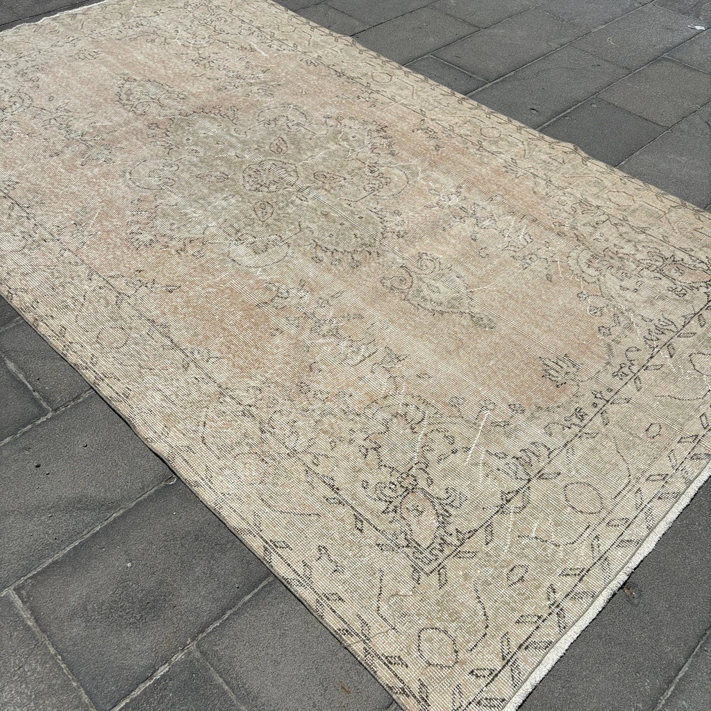 XL Vintage Turkish Accent Area rug 5.4 x 9.2 ft