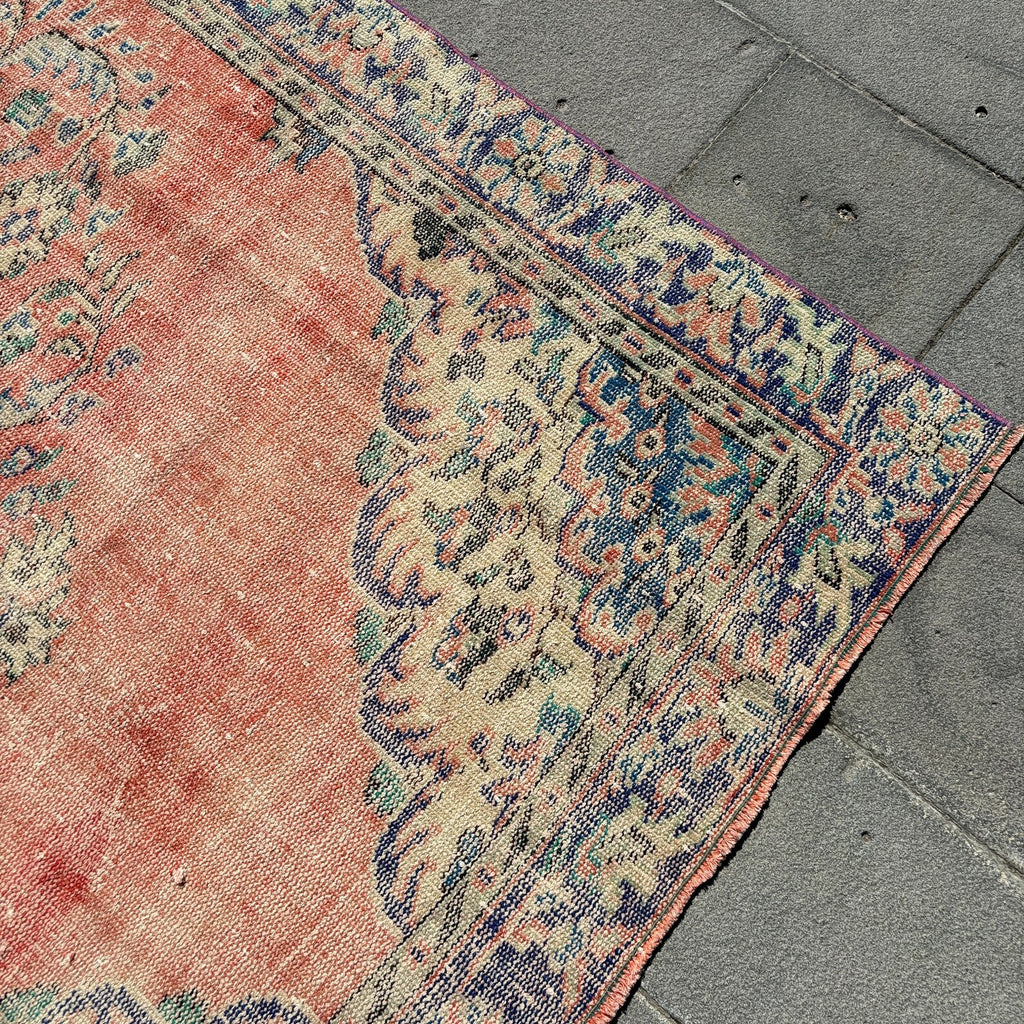 XL Vintage Turkish Accent Area rug 5.4 x 9.3 ft