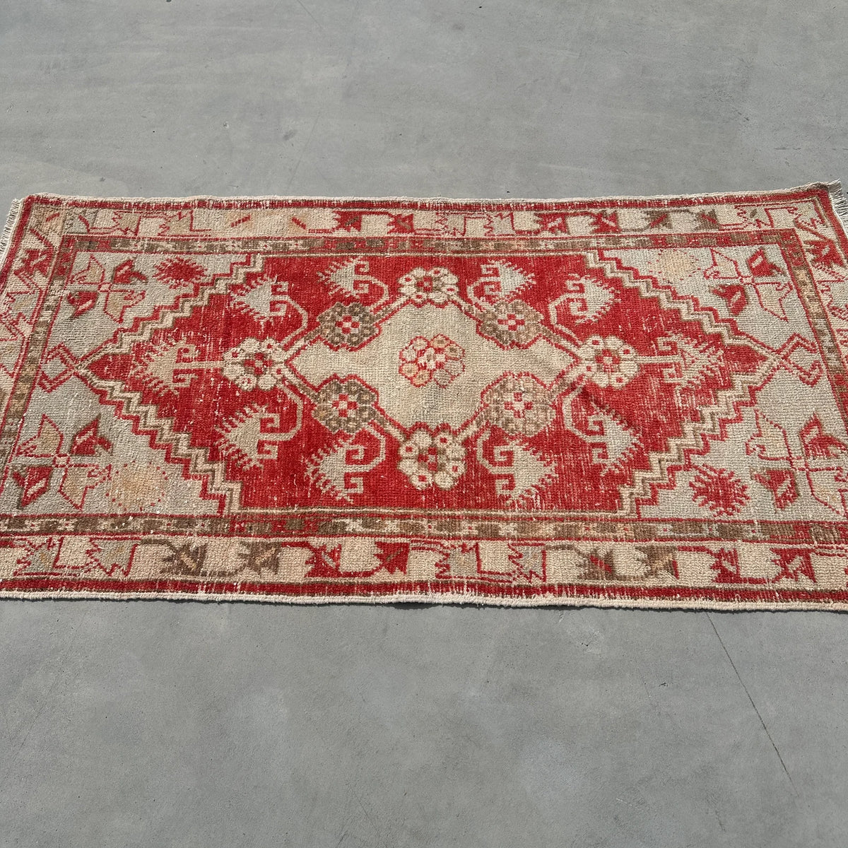 Vintage Turkish Accent Area rug 2.6 x 5.1 ft