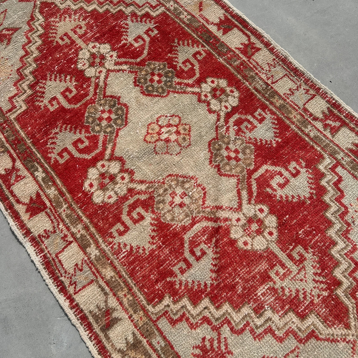Vintage Turkish Accent Area rug 2.6 x 5.1 ft