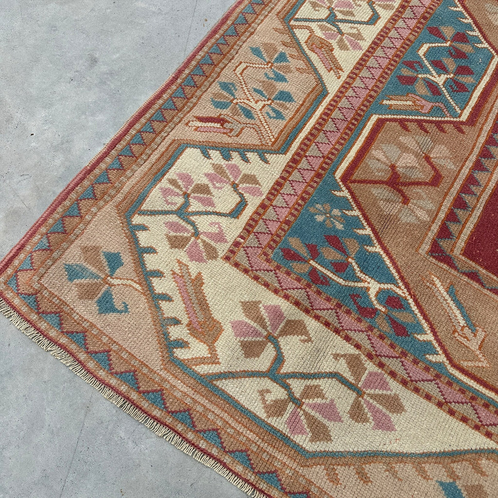XL Vintage Turkish Accent Area rug 5.8 x 7.3 ft