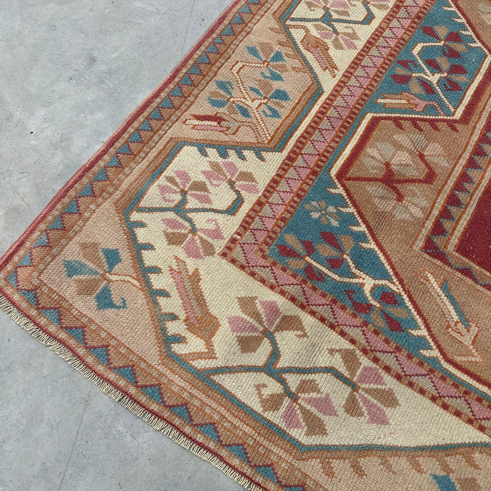 XL Vintage Turkish Accent Area rug 5.8 x 7.3 ft