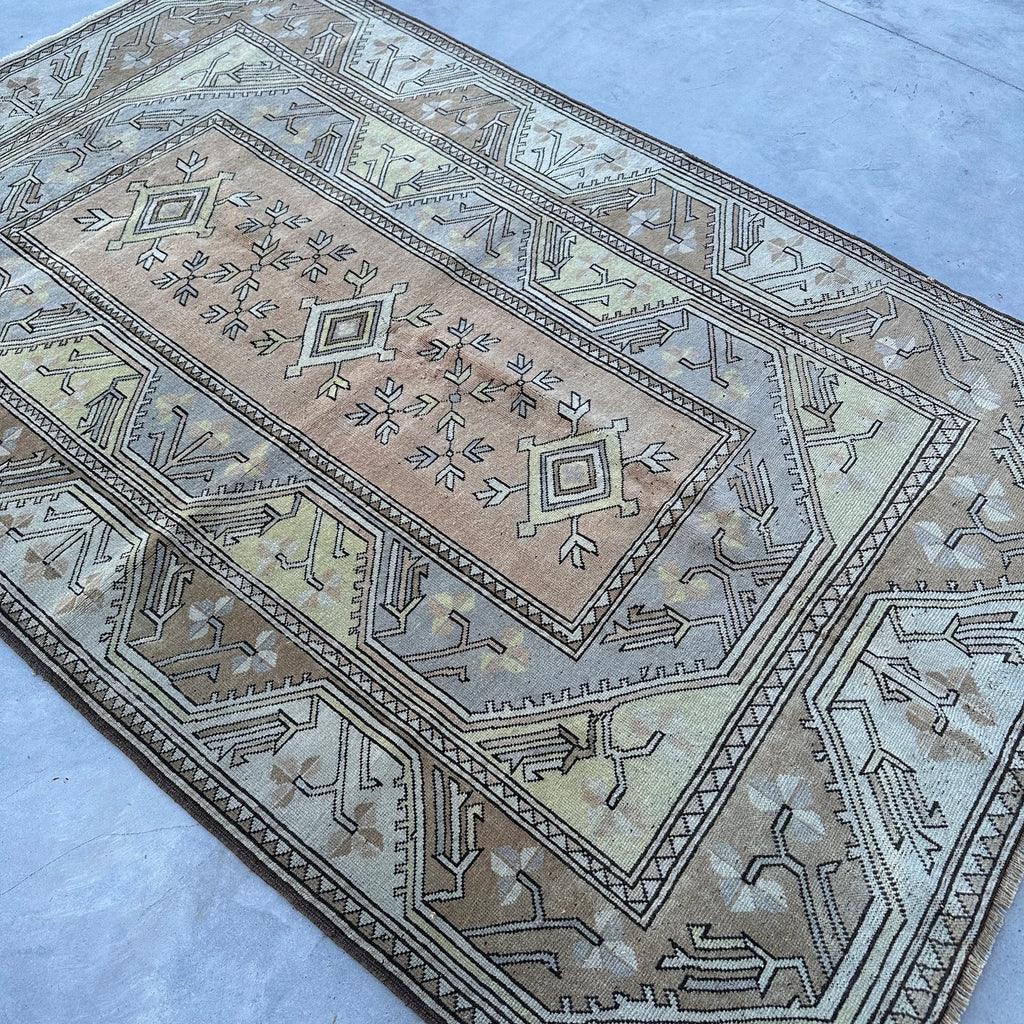 Vintage Turkish Accent Area rug 4.9 x 7.8 g