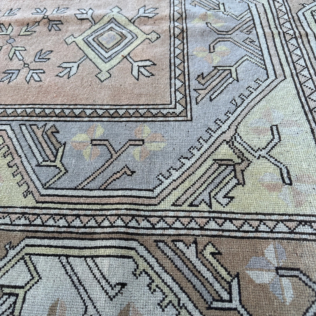 Vintage Turkish Accent Area rug 4.9 x 7.8 g