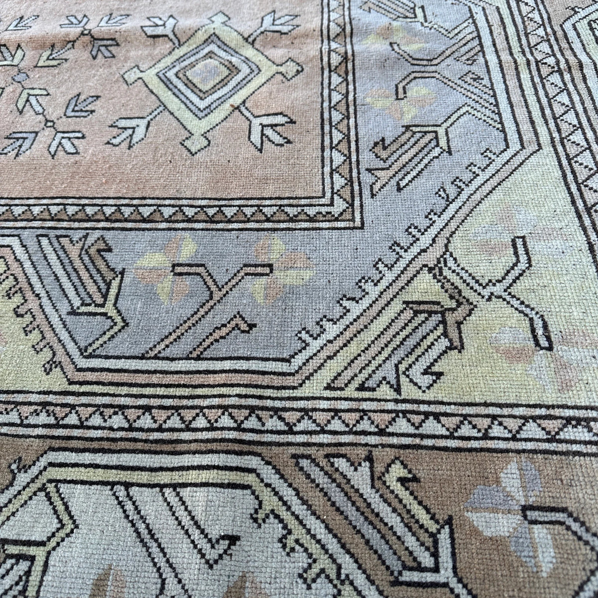 Vintage Turkish Accent Area rug 4.9 x 7.8 g
