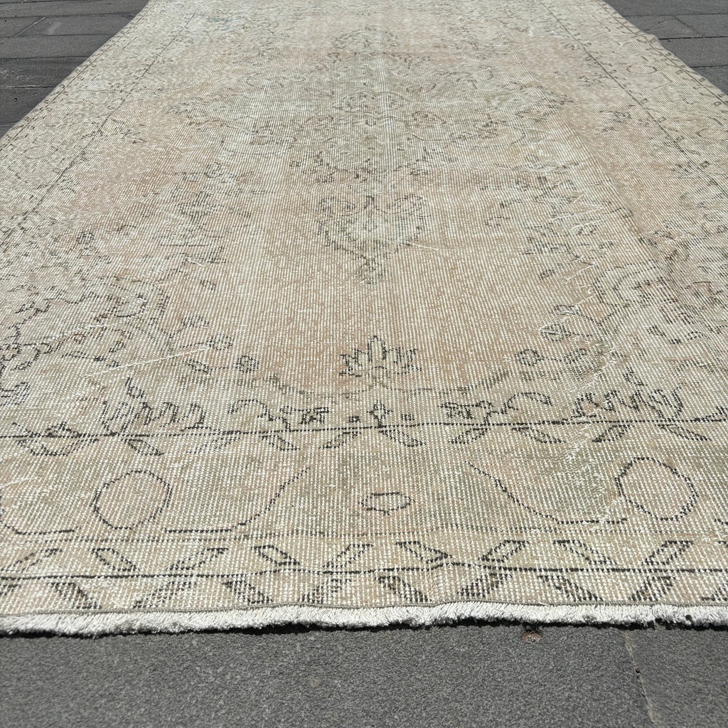 XL Vintage Turkish Accent Area rug 5.4 x 9.2 ft