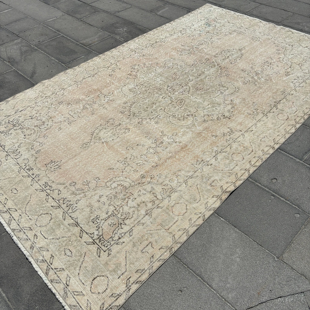 XL Vintage Turkish Accent Area rug 5.4 x 9.2 ft