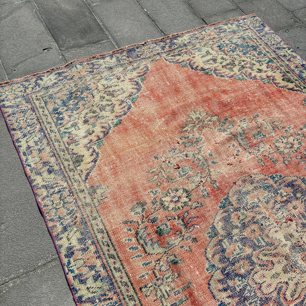XL Vintage Turkish Accent Area rug 5.4 x 9.3 ft