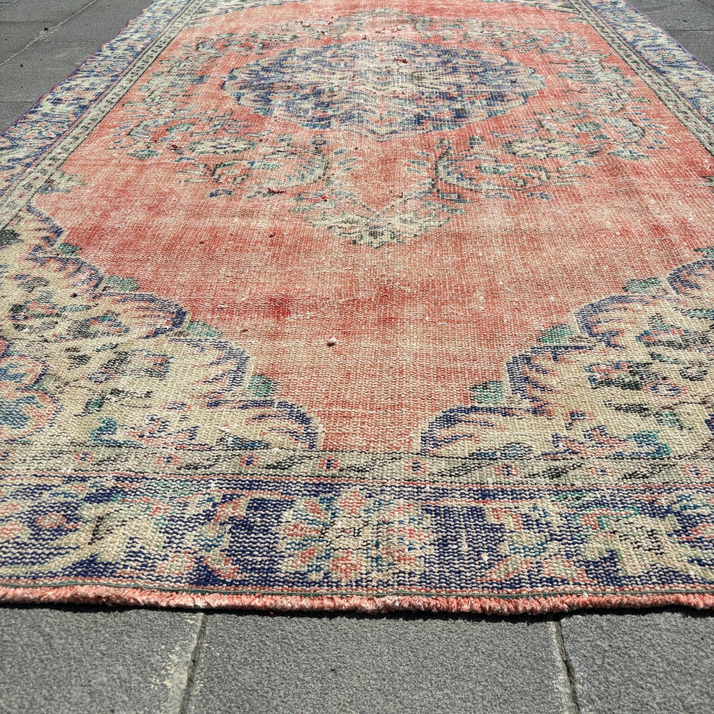 XL Vintage Turkish Accent Area rug 5.4 x 9.3 ft