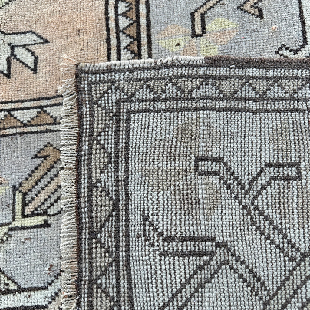 Vintage Turkish Accent Area rug 4.9 x 7.8 g
