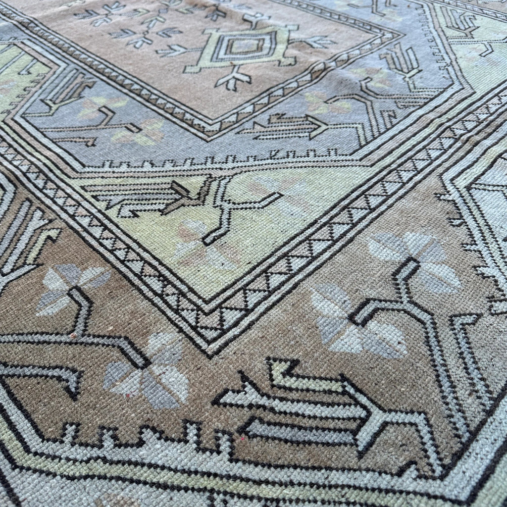 Vintage Turkish Accent Area rug 4.9 x 7.8 g