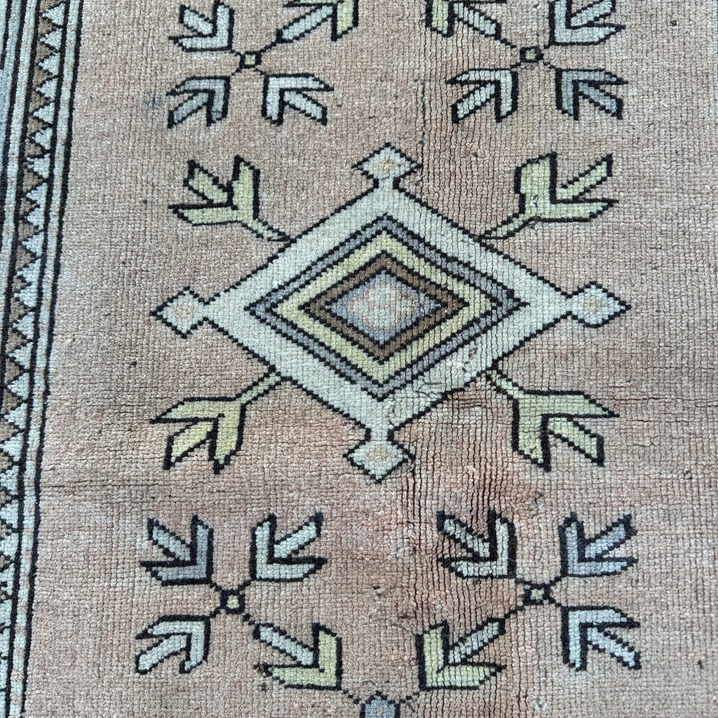 Vintage Turkish Accent Area rug 4.9 x 7.8 g