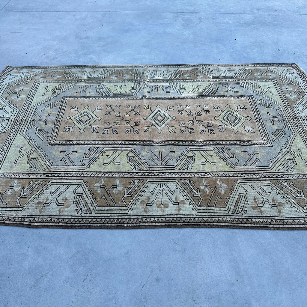 Vintage Turkish Accent Area rug 4.9 x 7.8 g