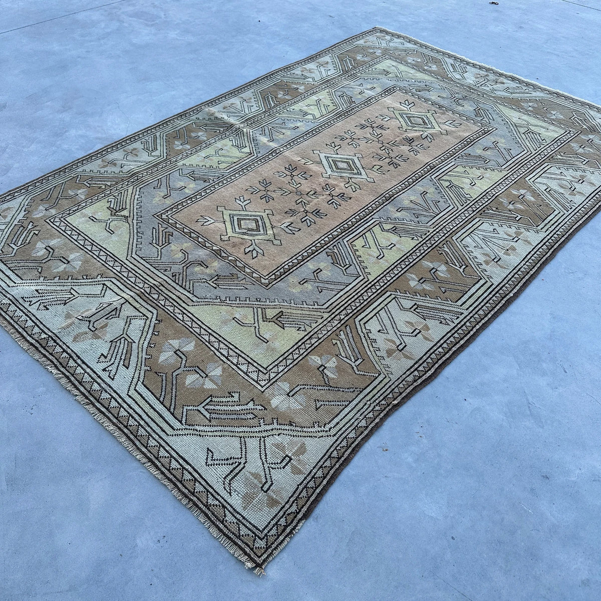 Vintage Turkish Accent Area rug 4.9 x 7.8 g